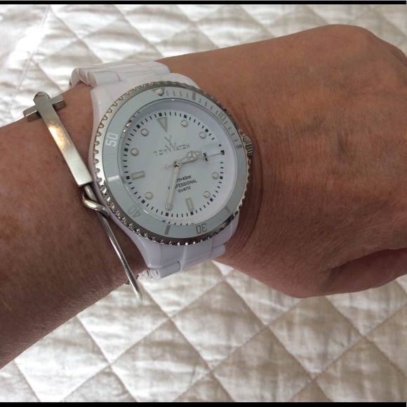 toywatch white plasteramic
